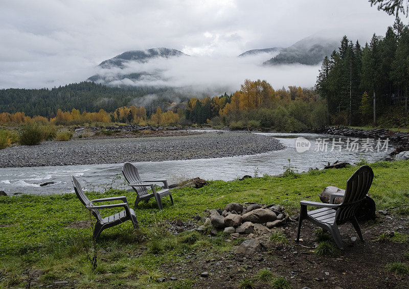椅子和帐篷沿着雷尼尔山附近的河