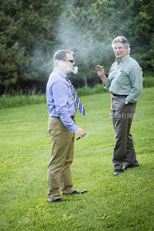 两个人抽着雪茄