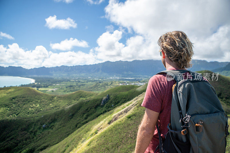 夏威夷山顶上的徒步者正在思考山脉
