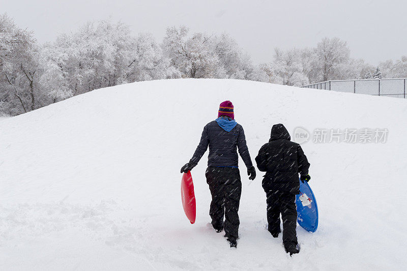 在暴风雪中爬雪橇山