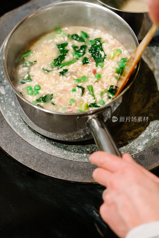 素菜蔬菜调味饭配甘蓝、芦笋和豌豆