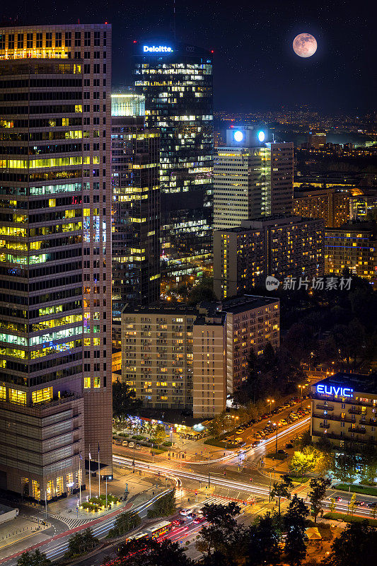 波兰华沙市中心夜间鸟瞰图