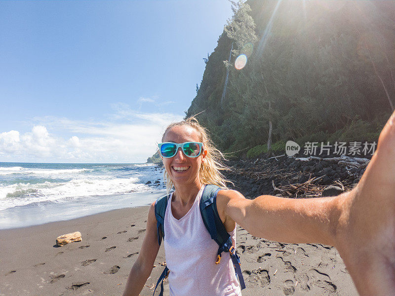 一名徒步女性在夏威夷的Waipio山谷自拍