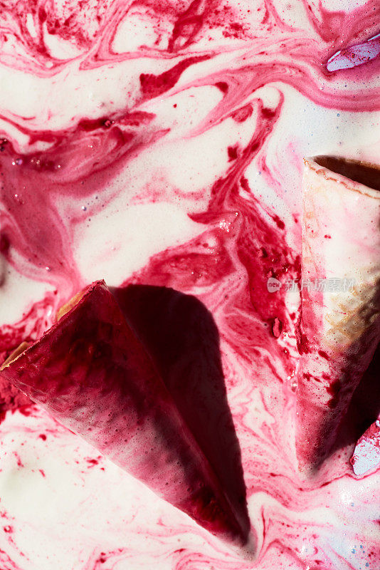 近距离观看华夫蛋筒躺在融化的树莓冰淇淋与粉红色的图案