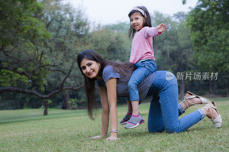 生活肖像妈妈和女儿股票照片