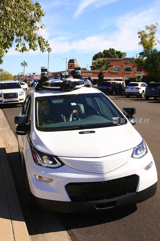 在斯科茨代尔老城的街道上测试一辆自动驾驶汽车