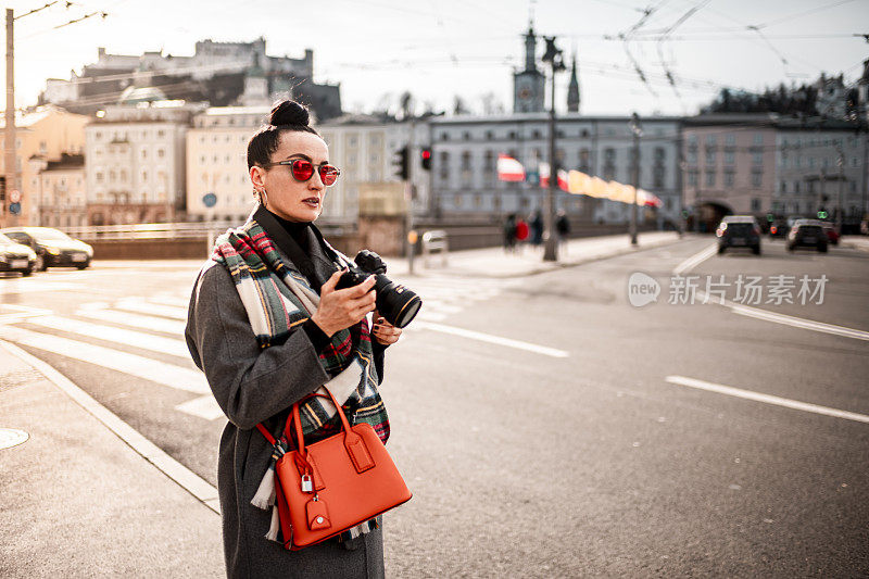 一位女性独自在国外旅行时拍摄城市街道