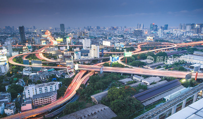 全景城市景观商业区(巴图南，中央世界，曼谷，泰国)大厦黄昏