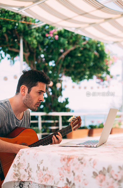 一名男子在网上弹吉他