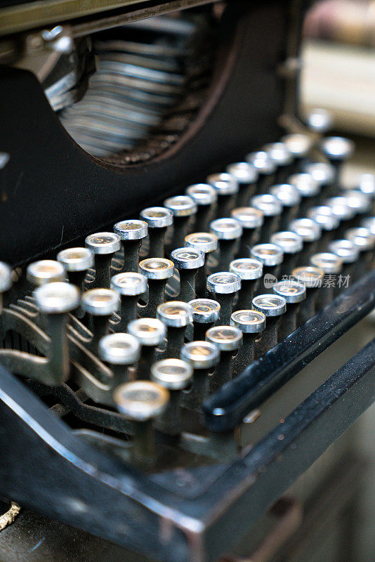 一个老式打字机的特写
