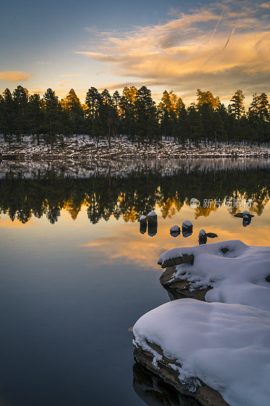 冬季湖泊日出时的美景