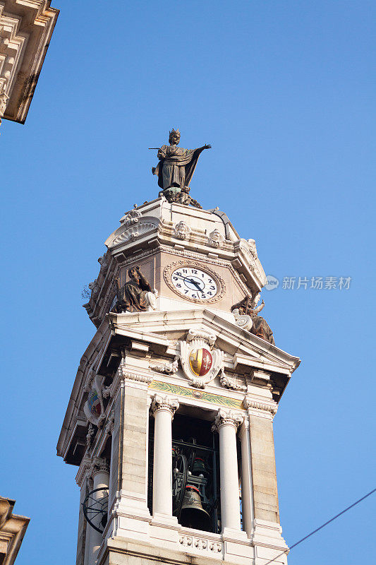 在贝尔加莫，可以看到圣亚历山大大教堂钟楼的钟楼