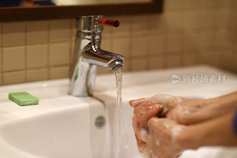 用肥皂洗手，防止冠状病毒感染