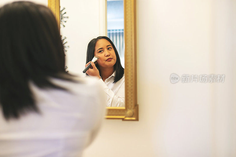 美丽的年轻女性亚洲族裔千禧商业女性准备里程碑的人生事件