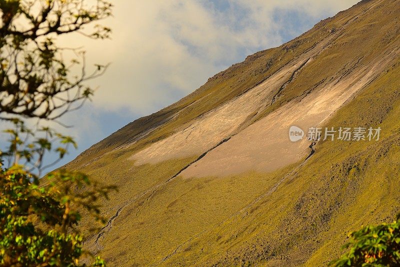 阿里纳斯火山的侧面有侵蚀和草地