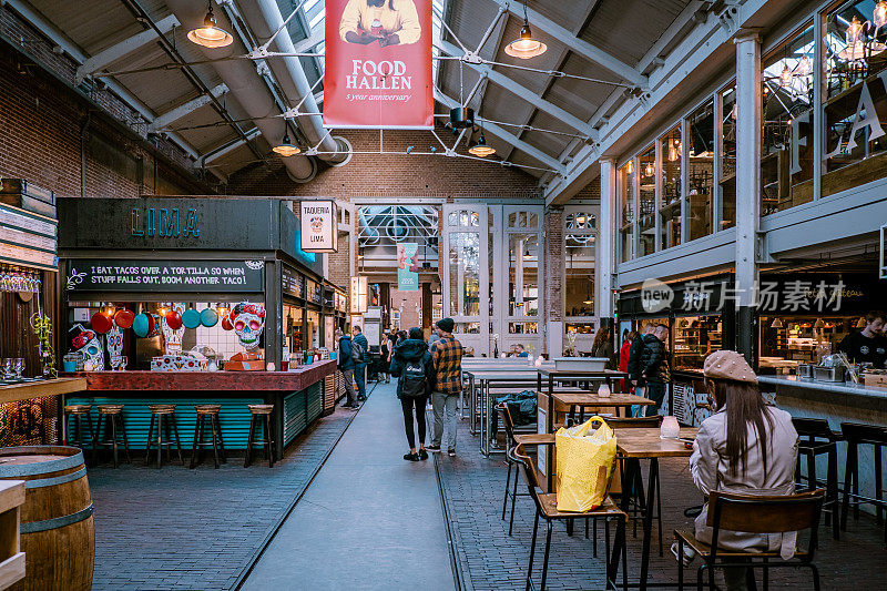 阿姆斯特丹市中心受欢迎的美食广场Foodhallen。旅游区著名的快餐厨房。品味异国菜肴