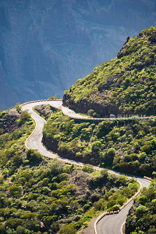 蜿蜒的山路