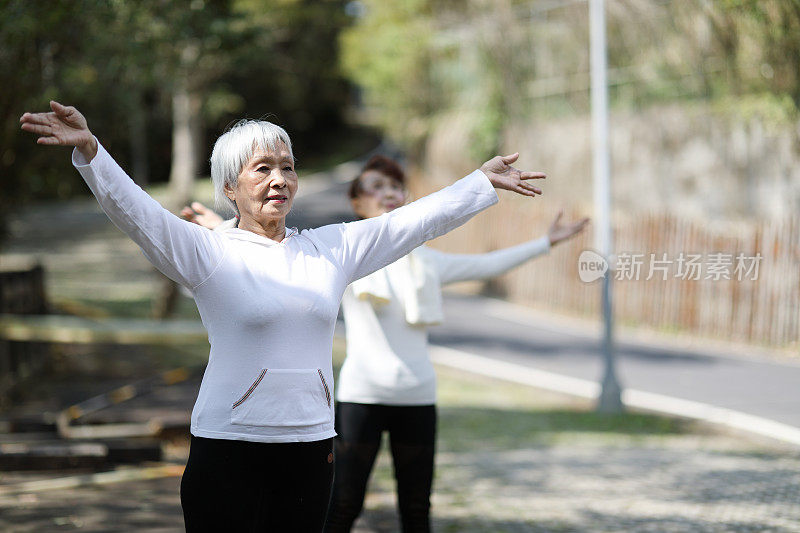 老年妇女在户外做伸展运动