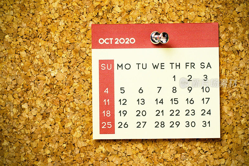 2020年10月的日历页钉在软木板上