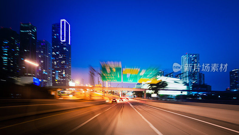 进入比斯坎地区的罕见景象的空道路