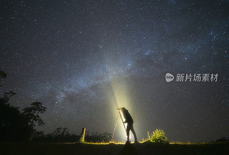 泰国清迈美丽的山川和湖泊夜景，以银河为背景