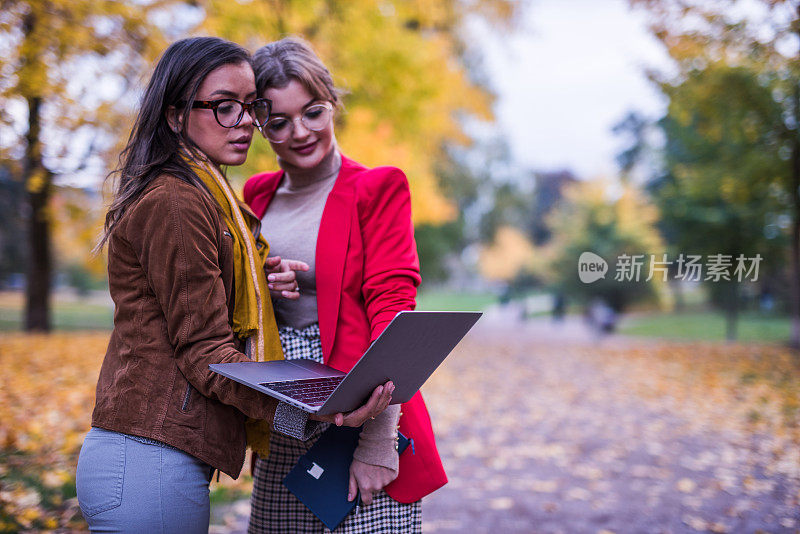 阅读重要电子邮件的学生。