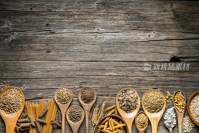 健康饮食:全麦谷物和粗犷木桌边的谷物