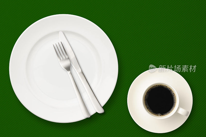 饭后在绿色桌布上喝咖啡