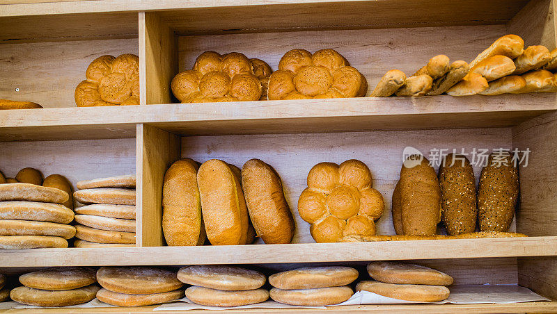 面包店货架上的新鲜面包