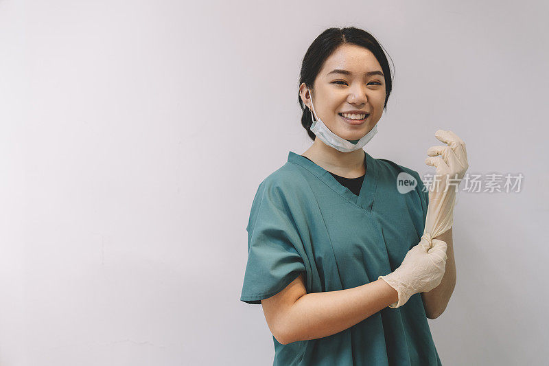 一位中国女外科医生在医院手术室的肖像