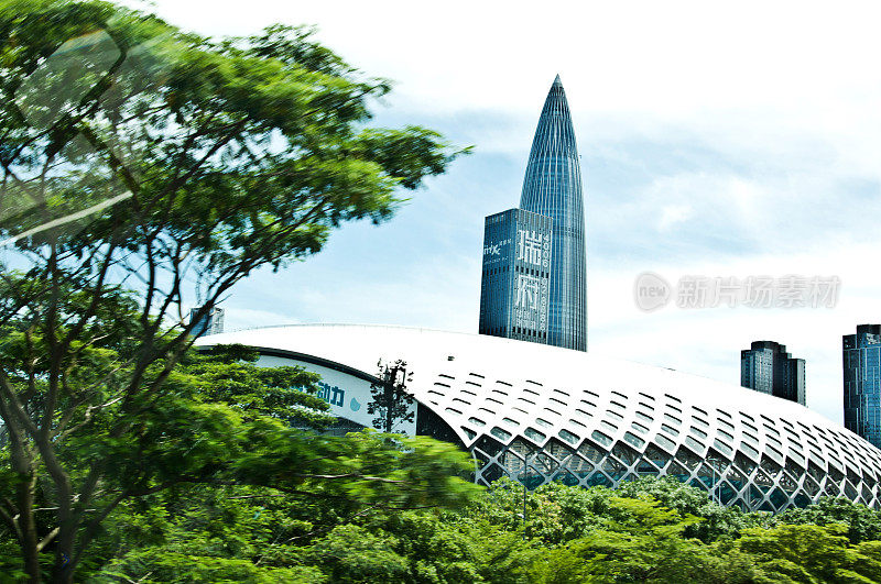 美丽的深圳湾体育中心，中国。后面是子弹形状的华润总部大楼和万象城购物中心大楼