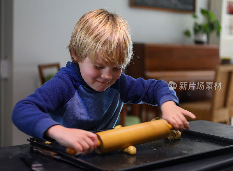 一个小男孩在烤饼干