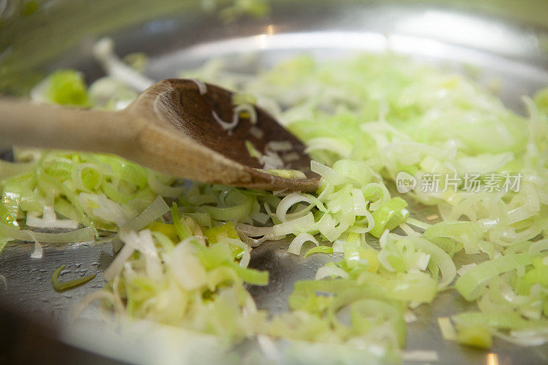 煎韭菜-在家做饭