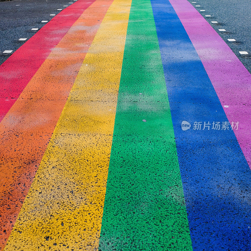 为没有人的NHS绘制的彩色彩虹十字路口