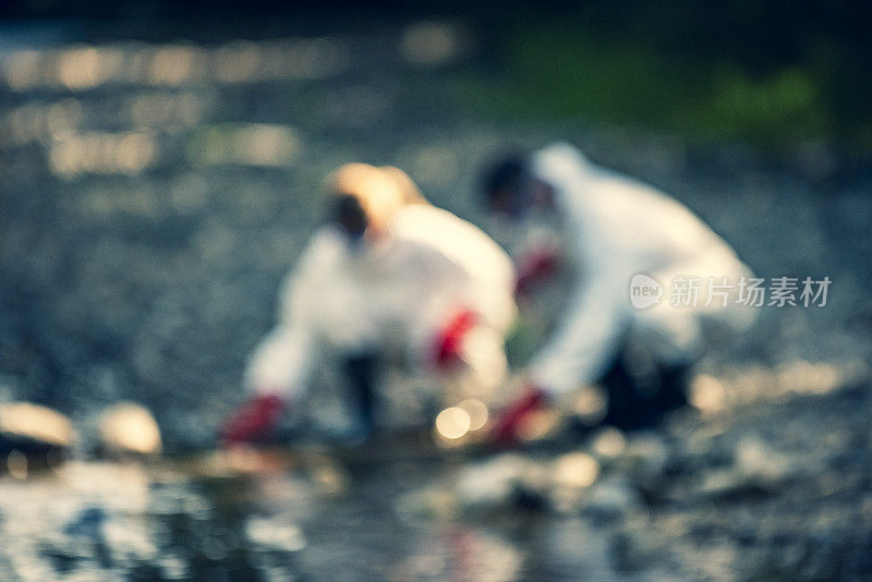 两位科学家正在探索河流中的水