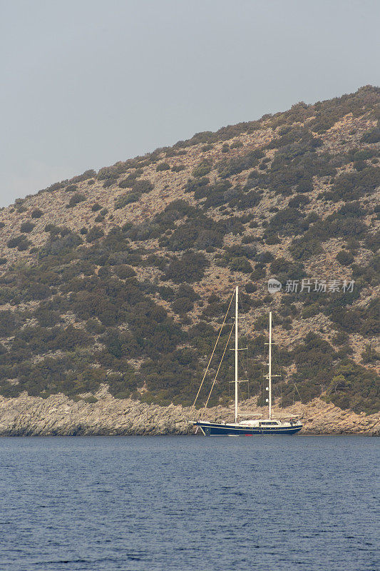 在土耳其穆格拉的波德鲁姆湾，传统的帆船在蓝色之旅中航行