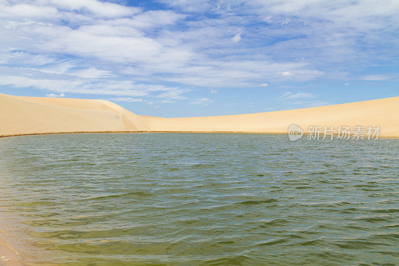 绿松石绿色，翠绿的雨水湖泻湖在一个金黄的沙丘在Jericoacoara，巴西