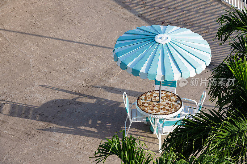 空露台桌子和椅子与伞从上面看在迈阿密佛罗里达