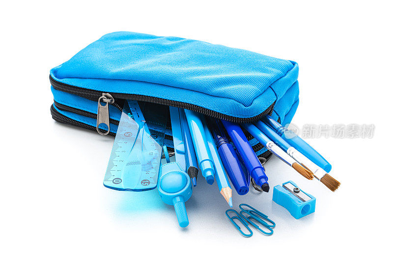 蓝色的铅笔盒，在白色的背景上孤立的学习用品。