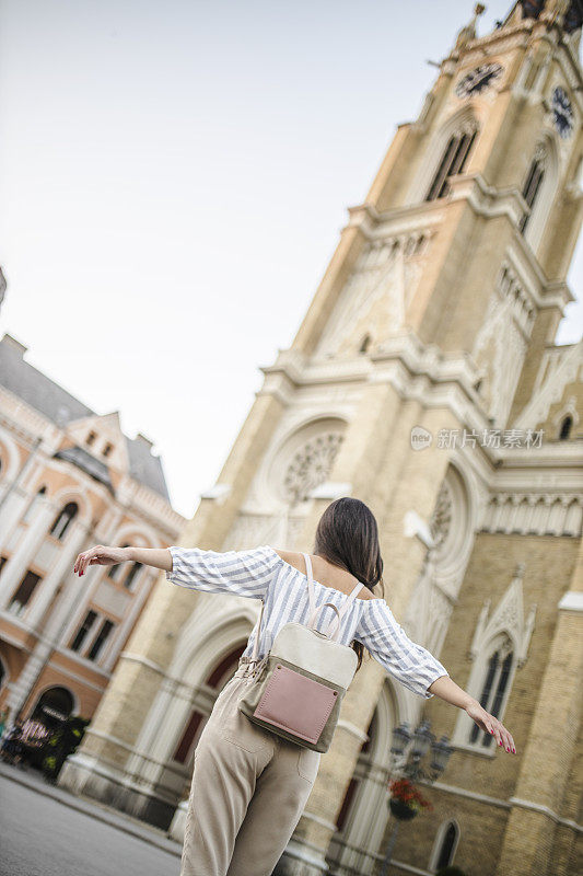 年轻时尚女性旅行者探索新城市，享受