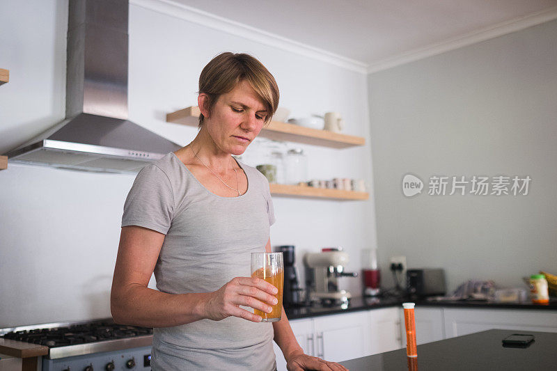 一名妇女用水服用维生素C泡腾片