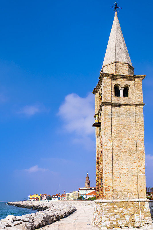 意大利——Caorle，天使圣母教堂的钟楼，以老城为背景