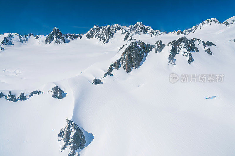 近距离拍摄鸟瞰自然景观，从直升机上看雪山福克斯冰川镇南阿尔卑斯山谷和直升机服务在库克山为游客提供风景航班