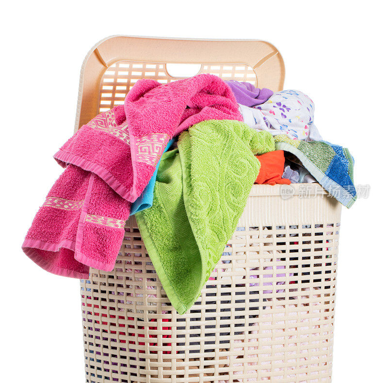 装满脏衣服的洗衣篮(隔离在白色上)