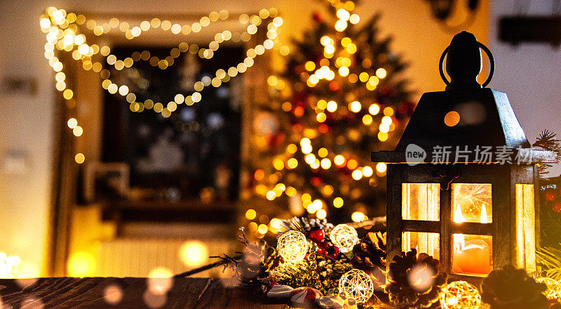 圣诞灯笼与冷杉树枝和灯