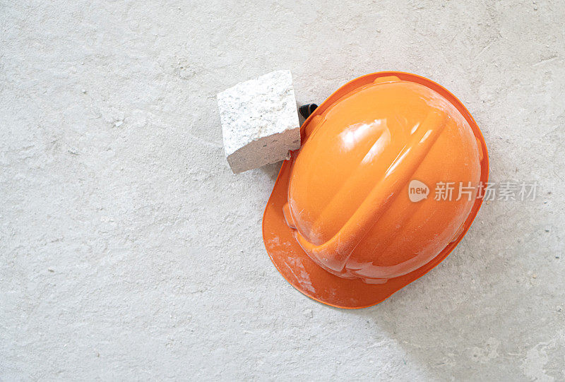 施工现场安全概念采用安全帽和半砖混凝土地板