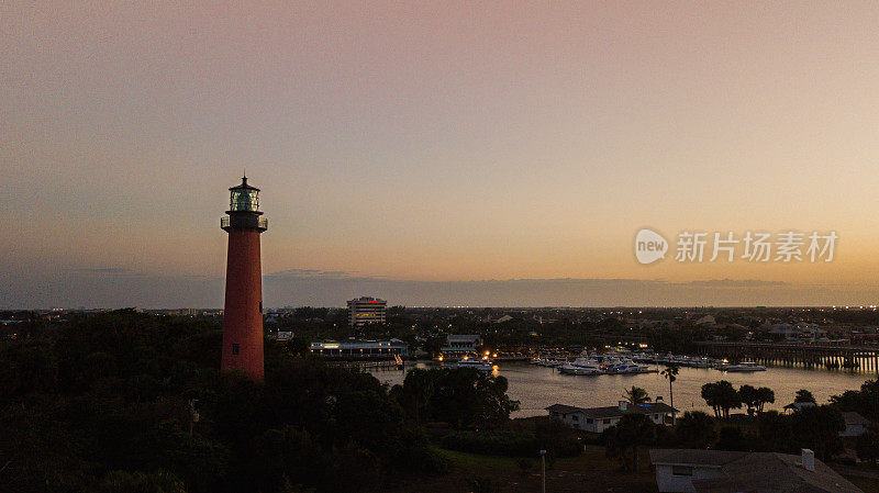 2021年，佛罗里达州木星日落时的红木星灯塔的穆迪鸟瞰图
