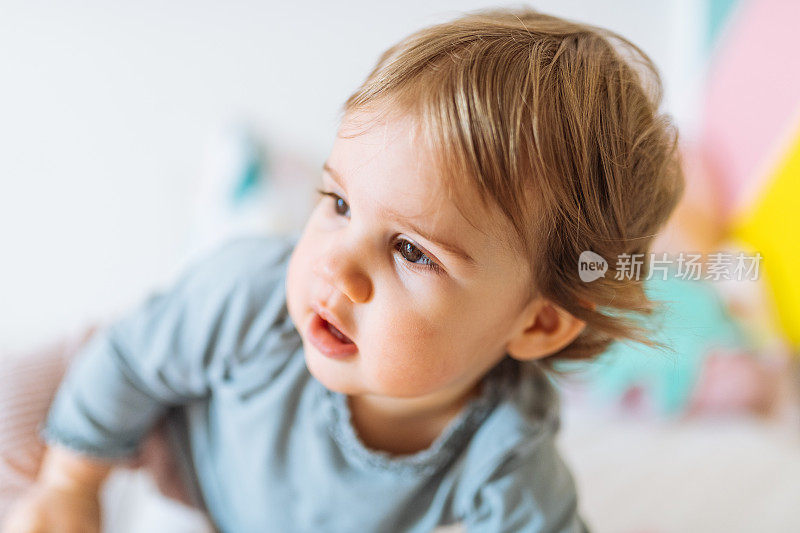 小妹妹女孩们在家里玩