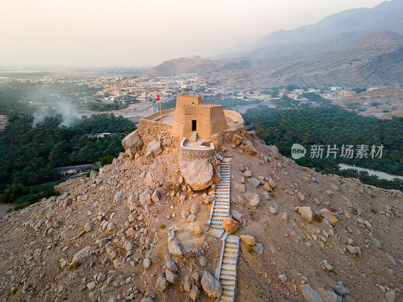 阿联酋北部拉斯海马酋长国的达亚堡防御工事，日落时分的鸟瞰图