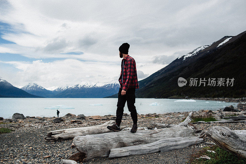 一名男子站在莫雷诺冰川附近观看阿根廷湖的风景